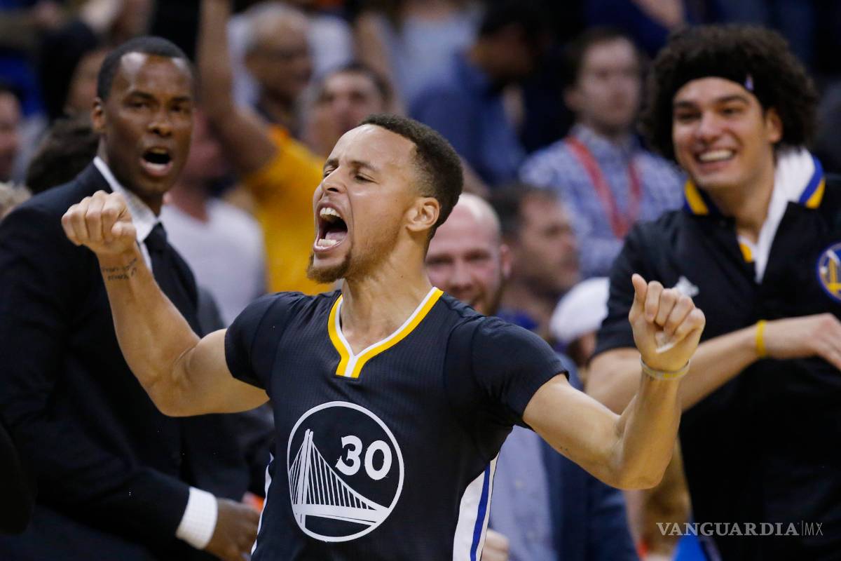 Curry rompe dos records de la NBA en partido contra Thunder