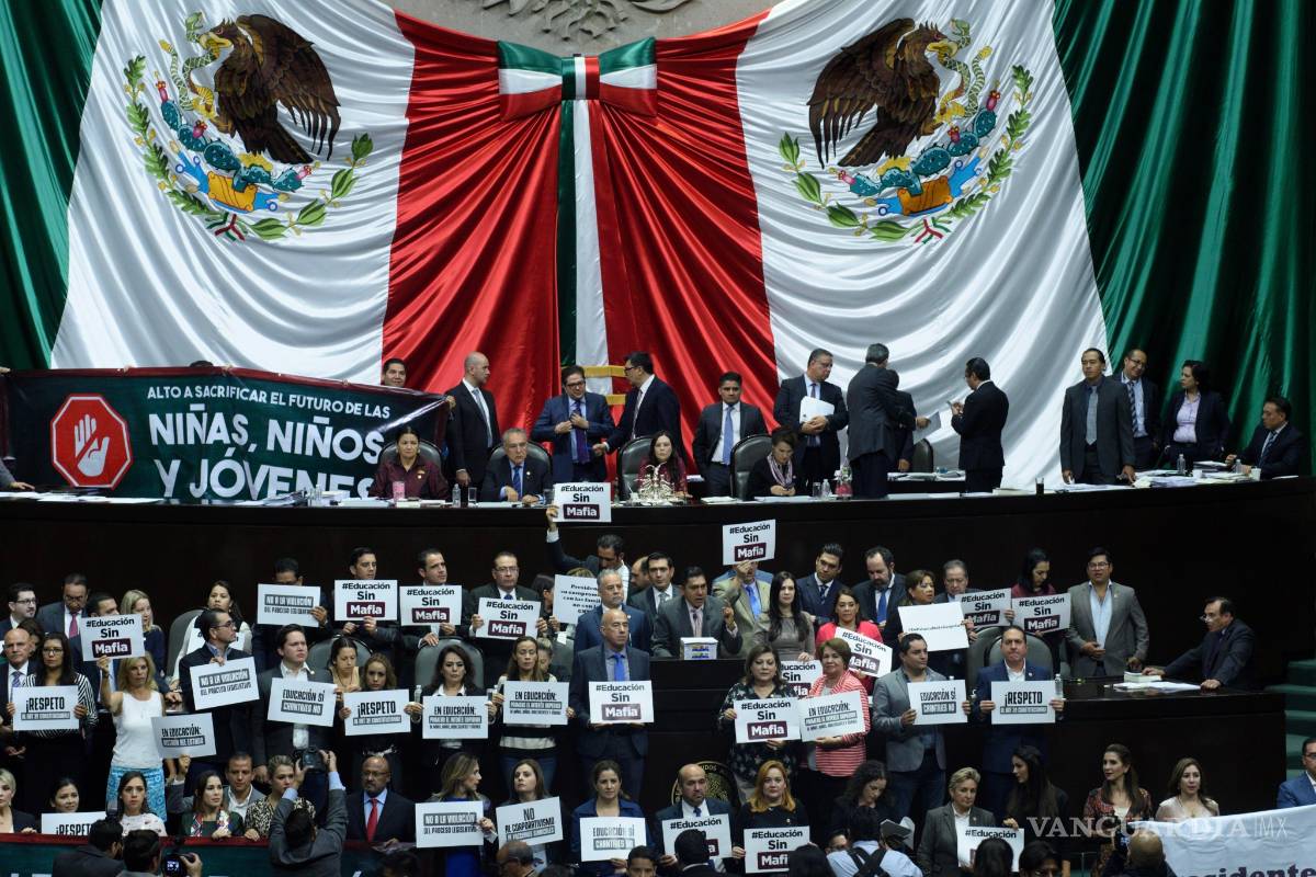 PAN, PRI, MC y PRD toman tribuna en debate de leyes educativas en Cámara de Diputados