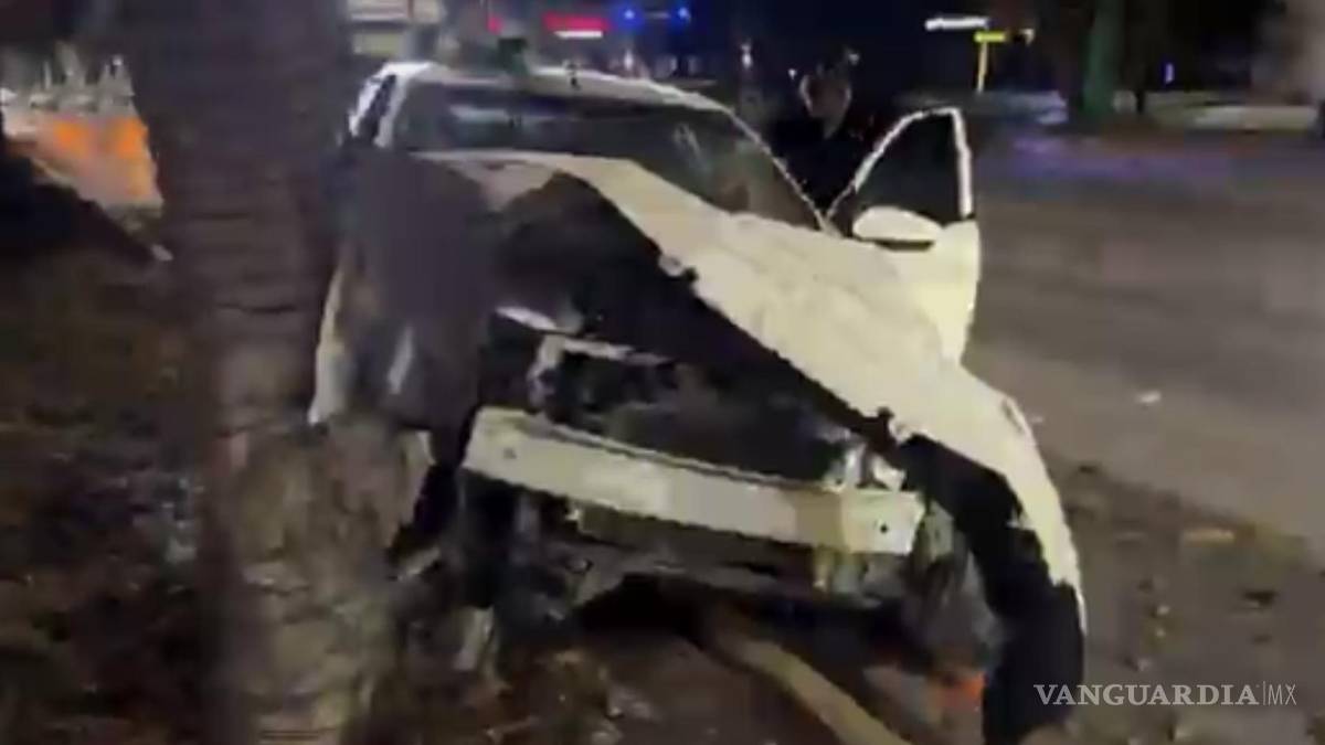 Joven choca contra árbol en principal bulevar de Saltillo, paramédicos descartan lesiones de gravedad