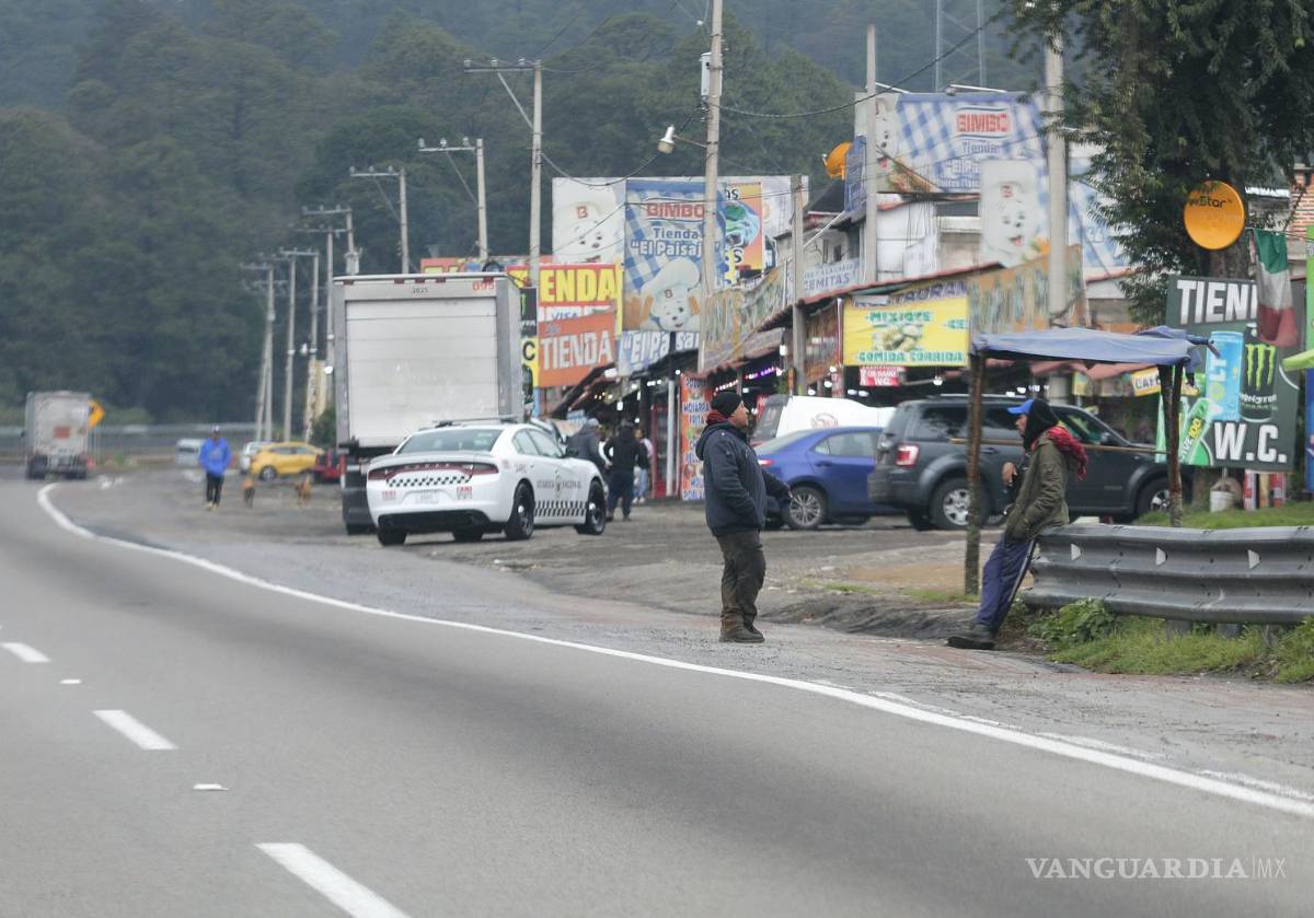 $!Pese a la presencia de la Guardia Nacional en esas vialidades, son cientos los puntos de venta ilegal al paso de los automovilistas.