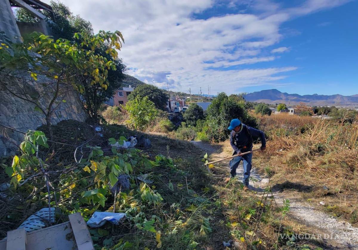 $!Brigadas de “Aquí Andamos” realizaron labores de limpieza y deshierbe en el arroyo de la colonia Lomas de Lourdes para mejorar la seguridad peatonal.