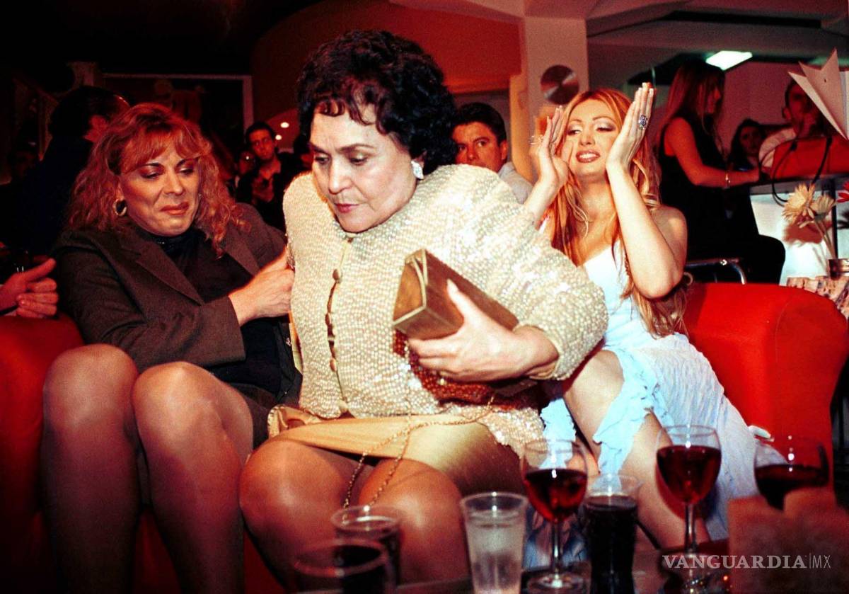 $!26 de agosto de 2002. Paty Navidad, protagonista principal de la puesta en escena Aventurera, en una cena en el restaurant Luz de la colonia Roma. Cuartoscuro/Susana Navarrete