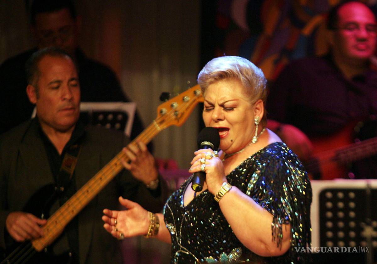 $!VERACRUZ, VER. 17 FEBRERO 2025.- La cantante Paquita la del Barrio falleció hoy a los 77 años. Francisca Viveros Barradas nació en abril de 1947 en Alto Lucero, Veracruz. MEXICO, DF 20SEPTIEMBRE2005.- La cantante Paquita la del Barrio se presentó en un bar de la ciudad de México como parte de la grabación de un programa que se transmite en televisión por cable. FOTO: Miguel Dimayuga/CUARTOSCURO.COM