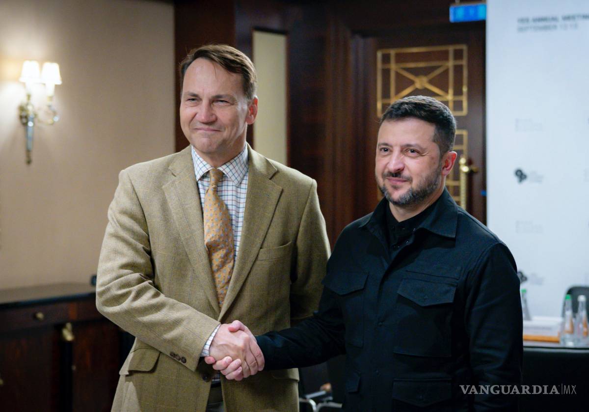 $!El presidente ucraniano, Volodymyr Zelensky y al ministro de Asuntos Exteriores polaco, Radoslaw Sikorski, en una reunión en Kiev, Ucrania.