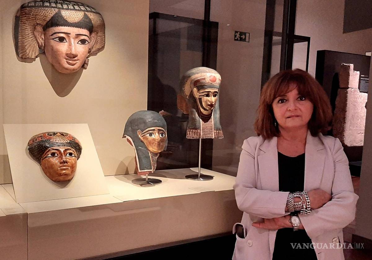 $!Esther Pons, jefa de conservación de Antigüedades egipcias y Próximo Oriente del Museo Arqueológico Nacional de Madrid, delante de una vitrina de máscaras funerarias del Antiguo Egipto. EFE/Museo Arqueológico Nacional de Madrid