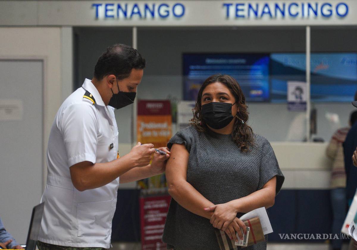 $!Personal del Hospital de la 22 Zona Militar instaló un módulo de vacunación contra COVID-19 en la Terminal de Autobuses de Toluca para mayores de 18 años.