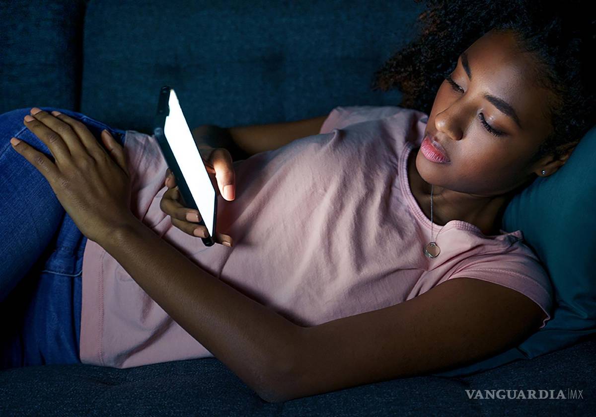 $!Adolescente utilizando su 'smartphone' a oscuras.