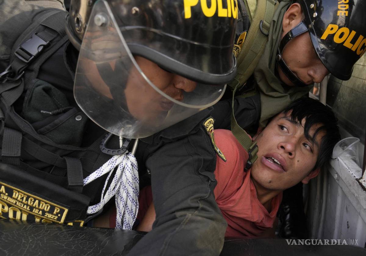 $!Un manifestante opositor que es parte de los que viajaron a la capital desde otras partes del país para marchar contra la presidenta peruana Dina Boluarte.