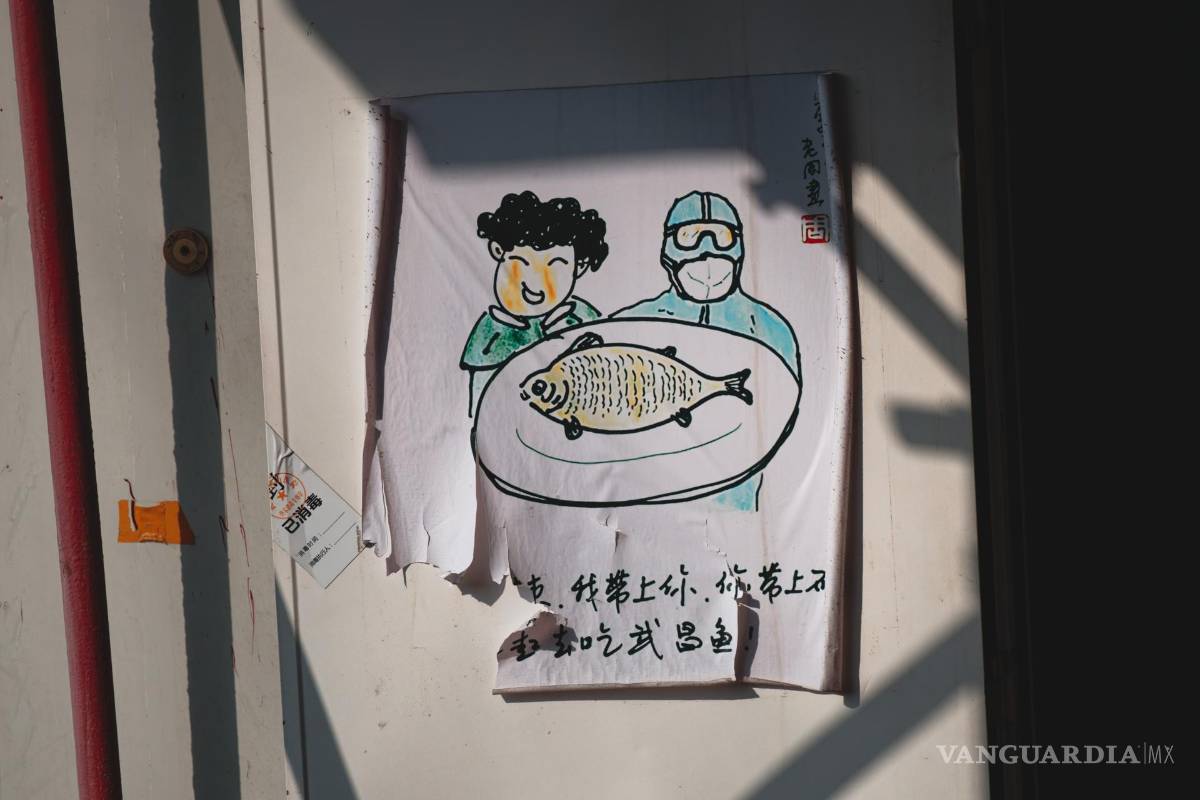 $!Un cartel que dice “Cuando te mejores, te llevaré (ilegible) comeremos pescado de Wuchang juntos” se ve en una pared del ahora desierto Hospital Huoshenshan.