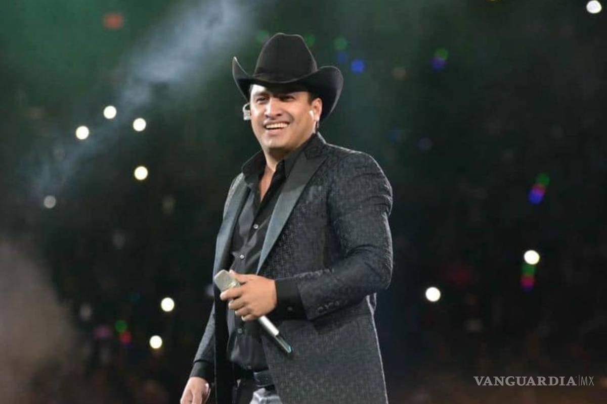 Julión Álvarez levanta la mano para hacer dueto con Luis Miguel