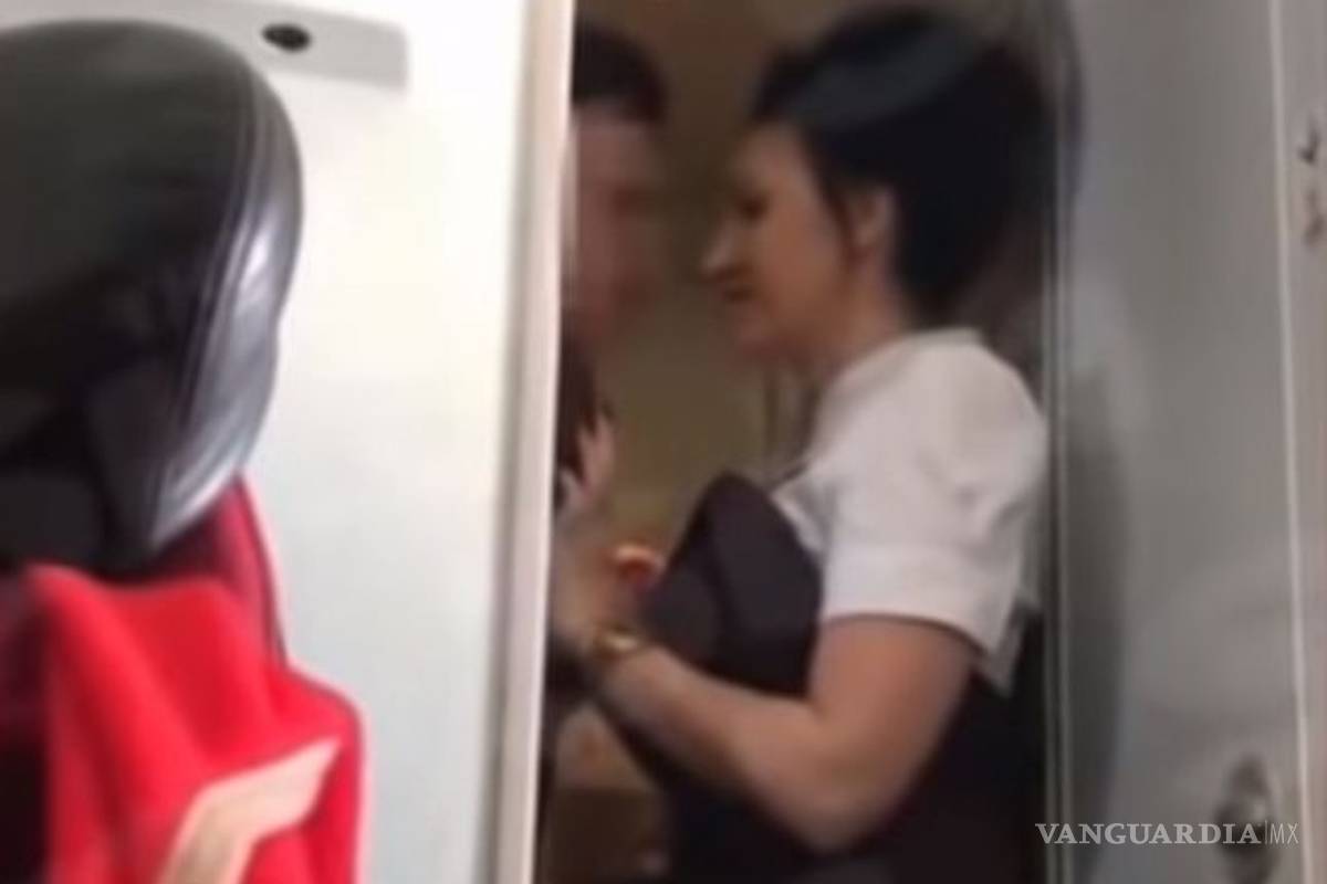 Azafata atrapó a pareja teniendo sexo en pleno vuelo, terminan arrestados y abucheados