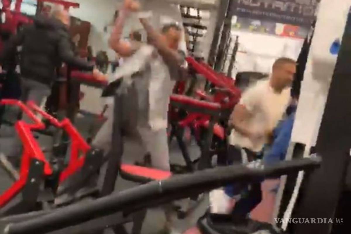 Tremenda pelea en un gimnasio, usan barras y discos para golpearse