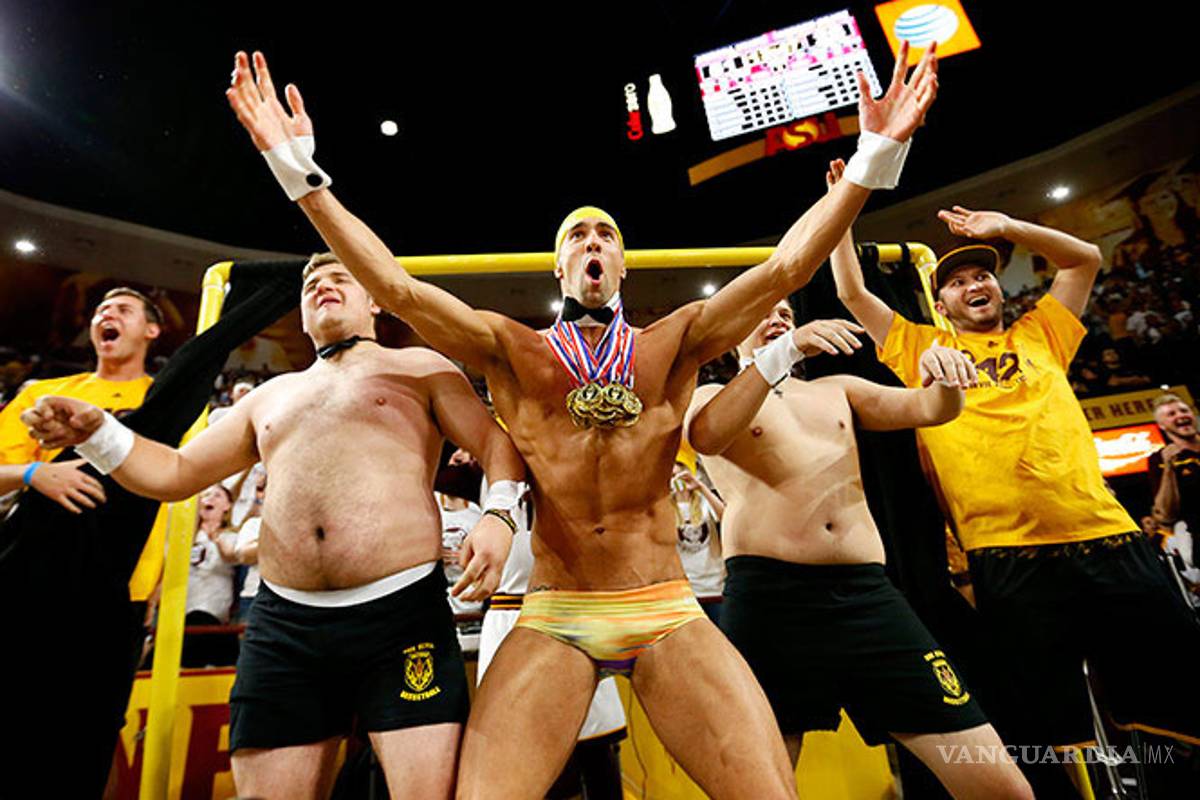 Michael Phelps, semidesnudo para provocar distracción en partido de básquet