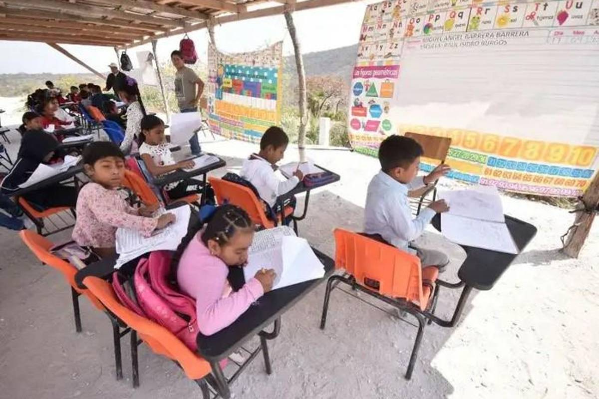 Grupo armado irrumpe escuela primaria y asalta a maestros frente a sus alumnos en Guerrero