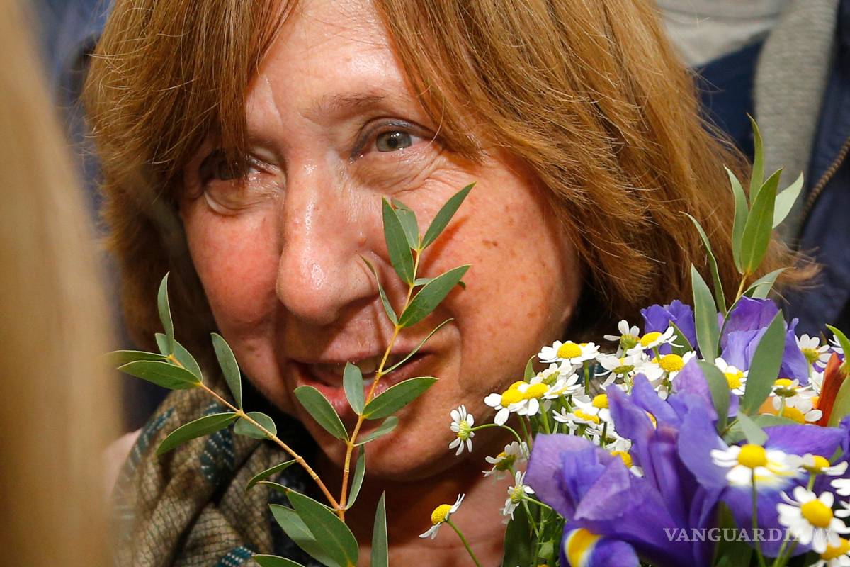 &quot;No siento respeto por el mundo ruso de Stalin y Putin”: Alexiévich