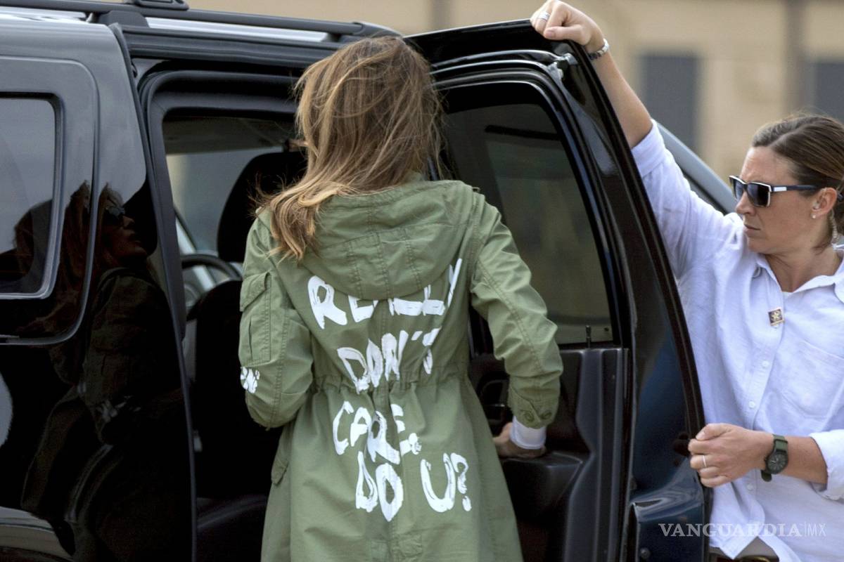 Revela Melania Trump mensaje oculto detrás de la chaqueta ‘no me importa’