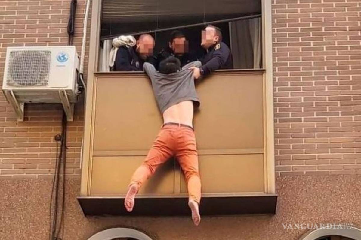 Su novia lo golpeaba, policías lo rescatan, detienen a la chica... y él salta por la ventana