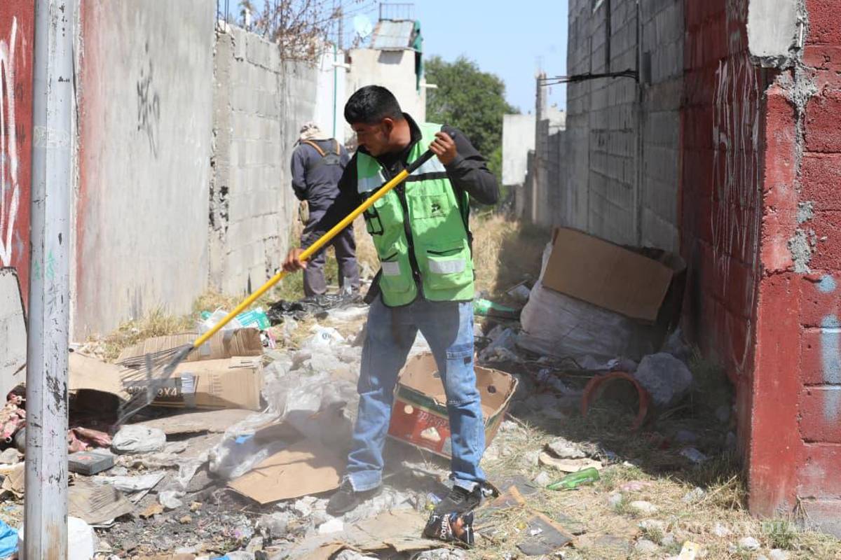 $!Brigadas municipales realizaron trabajos de limpieza y deshierbe en callejones y pasillos para mejorar la seguridad y la imagen urbana de Saltillo.