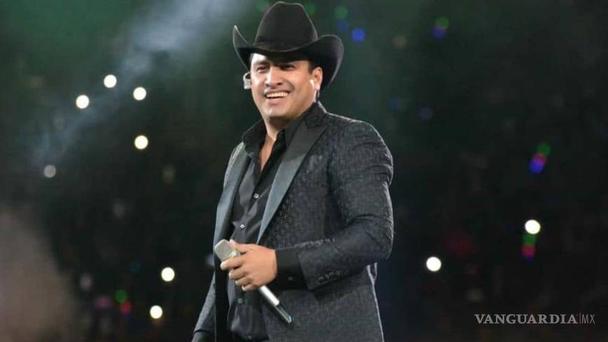 Julión Álvarez levanta la mano para hacer dueto con Luis Miguel