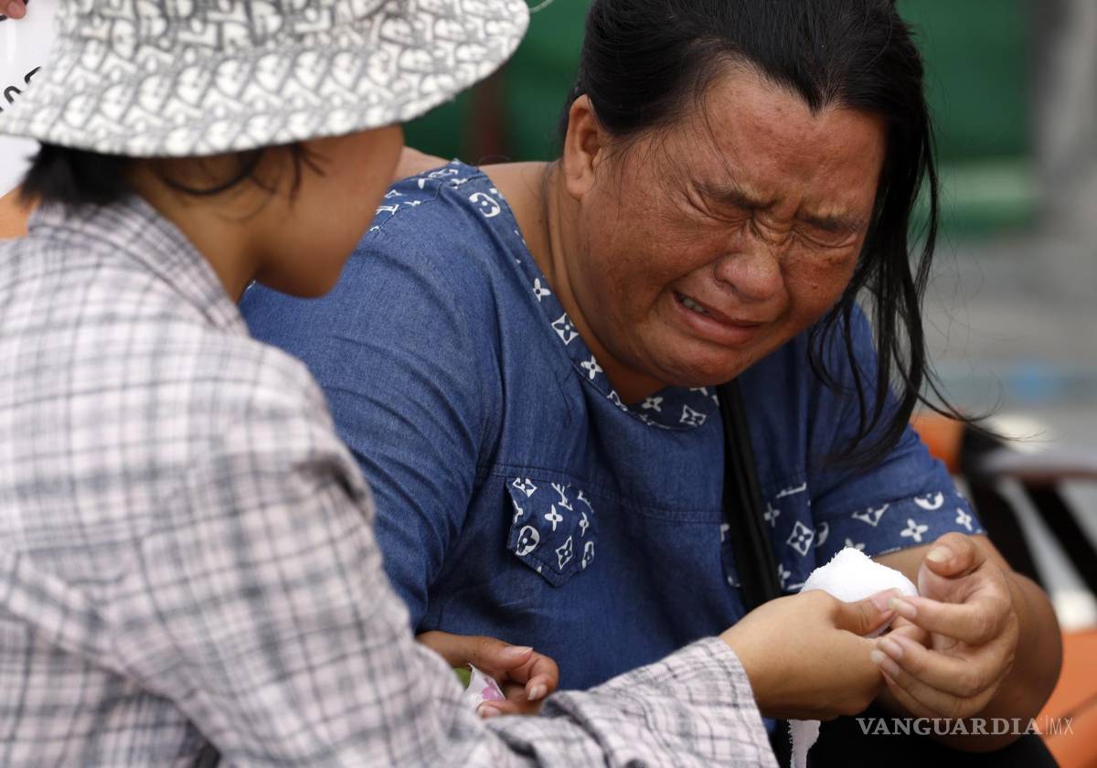 $!Una familiar reacciona mientras espera durante una operación de búsqueda en el lugar de un edificio derrumbado, tras un terremoto en Bangkok, Tailandia.