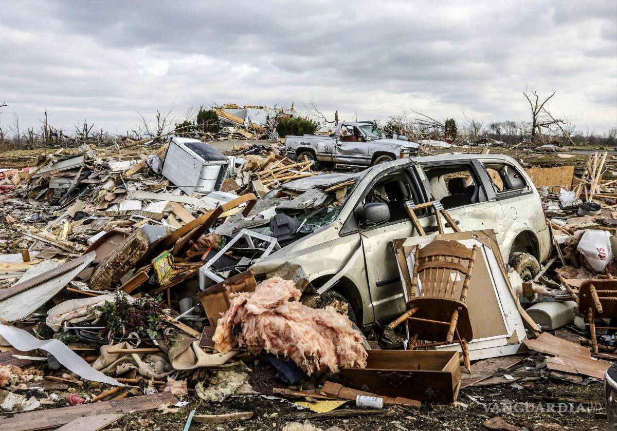 $!El funcionario aseguró que “este es el tornado más mortífero” que han tenido en ese territorio, y no descartó que hayan sido golpeados por el tornado “más largo y mortífero en la historia de Estados Unidos”.