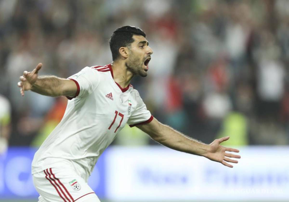 $!Mehdi Taremi celebra después de anotar su primer gol durante el partido de fútbol de cuartos de final de la Copa Asiática de la AFC entre Irán y China.