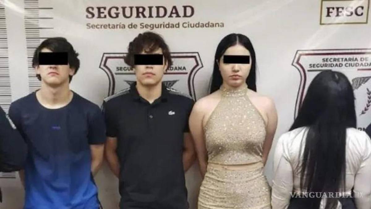 $!Les encontraron entre las pertenencias de los jóvenes un arma de fuego marca Glock calibre 9 milímetros con un cargador