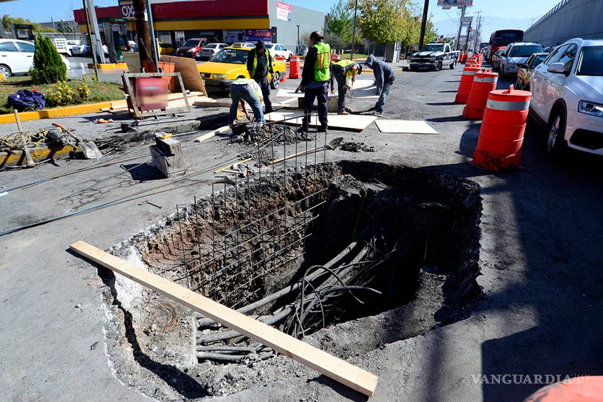 Reparan megabache en Saltillo; es un registro de Telmex dañado