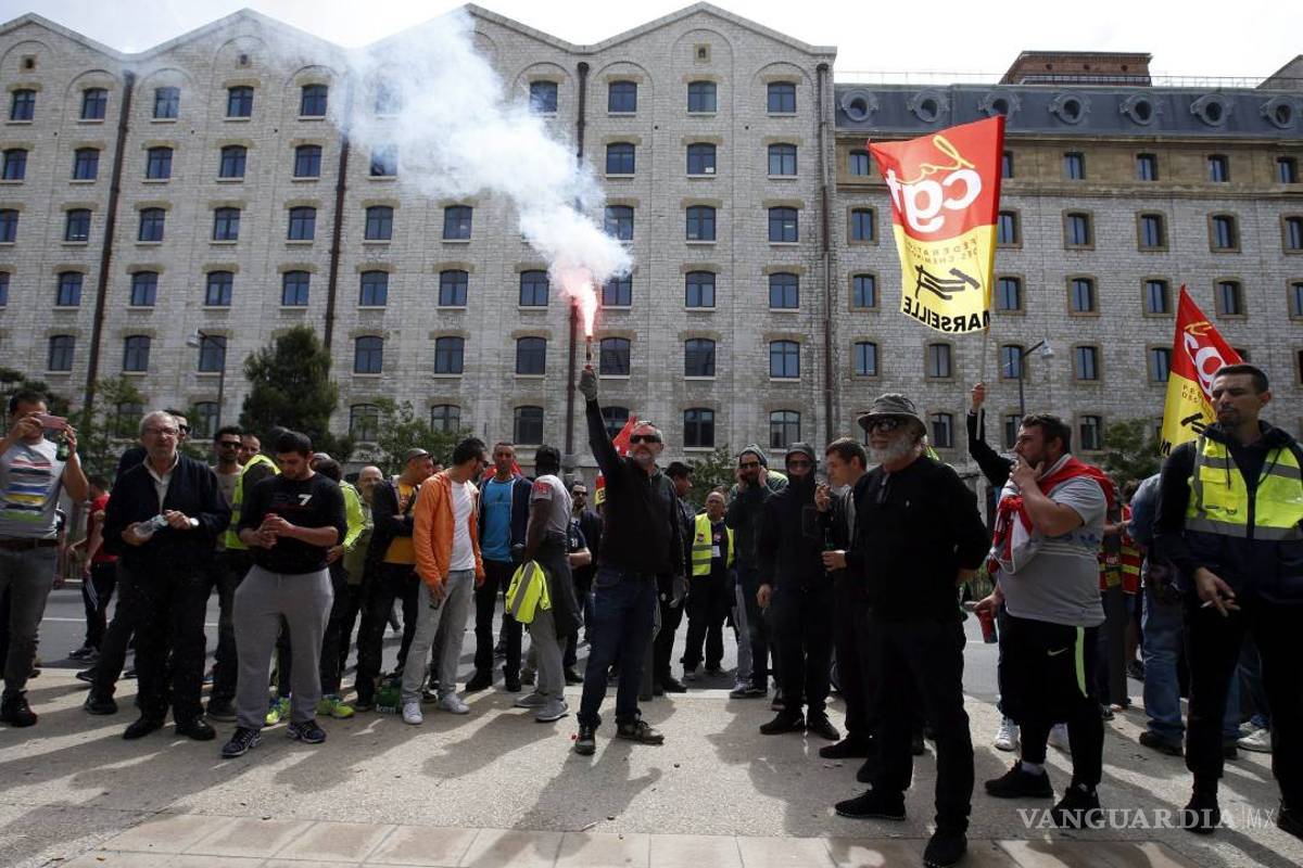 Paros causan escasez de carburante y riesgo de cortes eléctricos en Francia