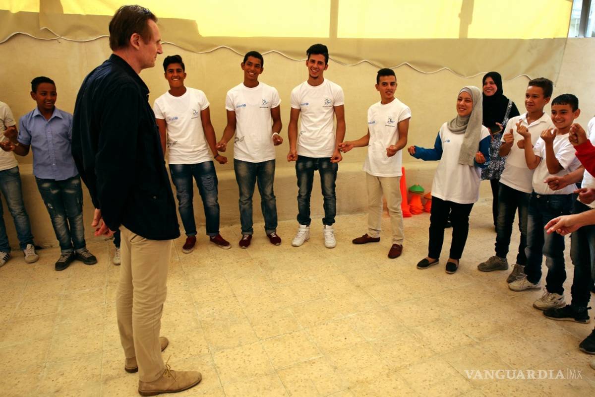 Liam Neeson visita a refugiados sirios en Jordania