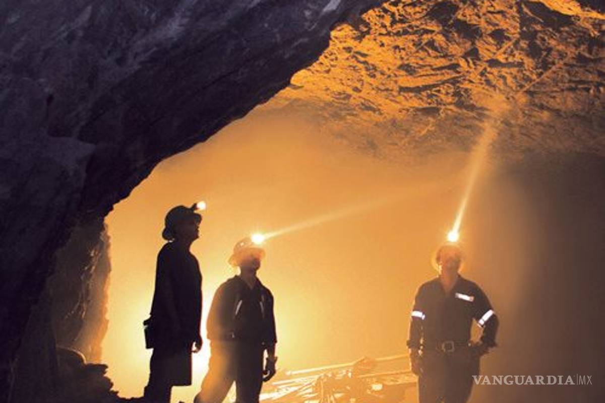 Antes de irse, Peña Nieto entregó 42 títulos de minería