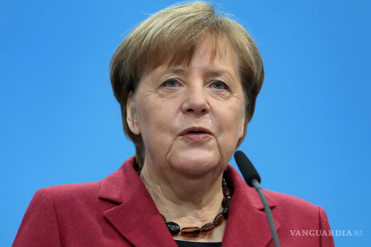 Exige Merkel investigar a Volkswagen, BMW y Daimler por ensayos con humanos