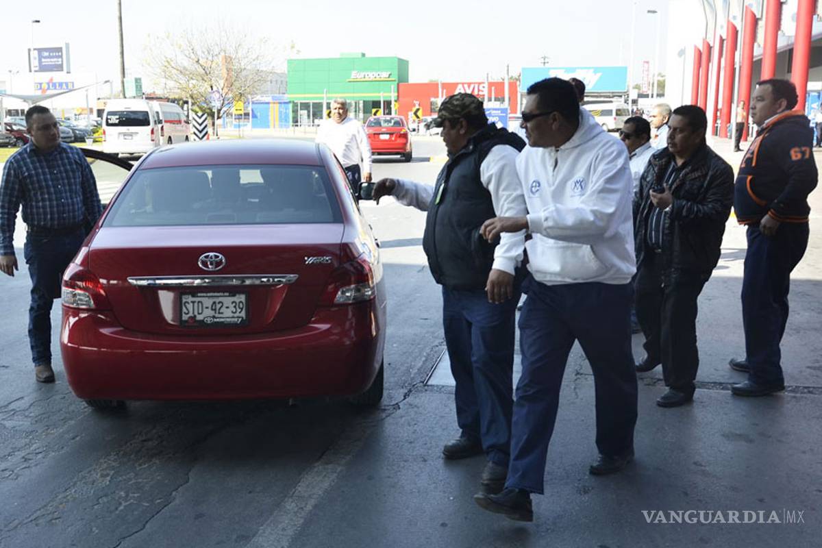 Sigue acoso contra Uber en Monterrey, decomisan autos en aeropuerto