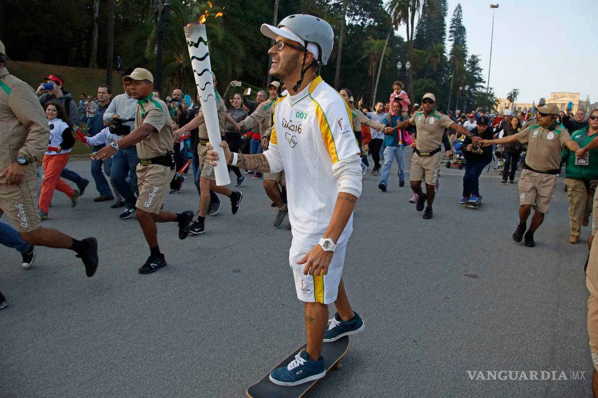 Entre protestas y enfrentamientos, antorcha olímpica llega a Río de Janeiro