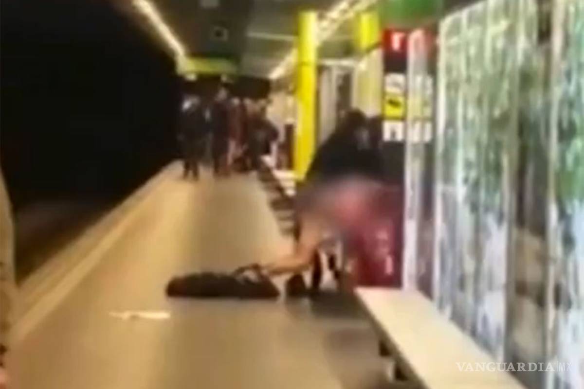 Se aburren esperando al metro, tienen sexo ¡frente a todos! (video)