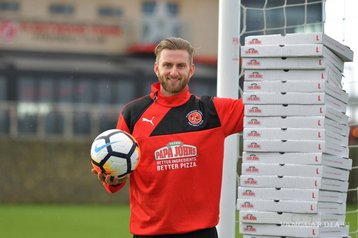 Portero no recibe gol en un partido...le regalan un año de pizza gratis