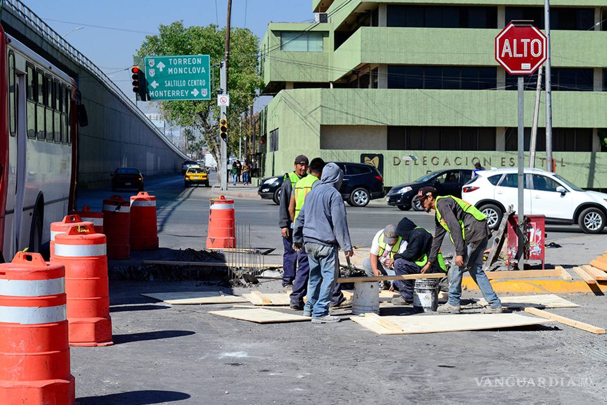 $!Reparan megabache en Saltillo; es un registro de Telmex dañado