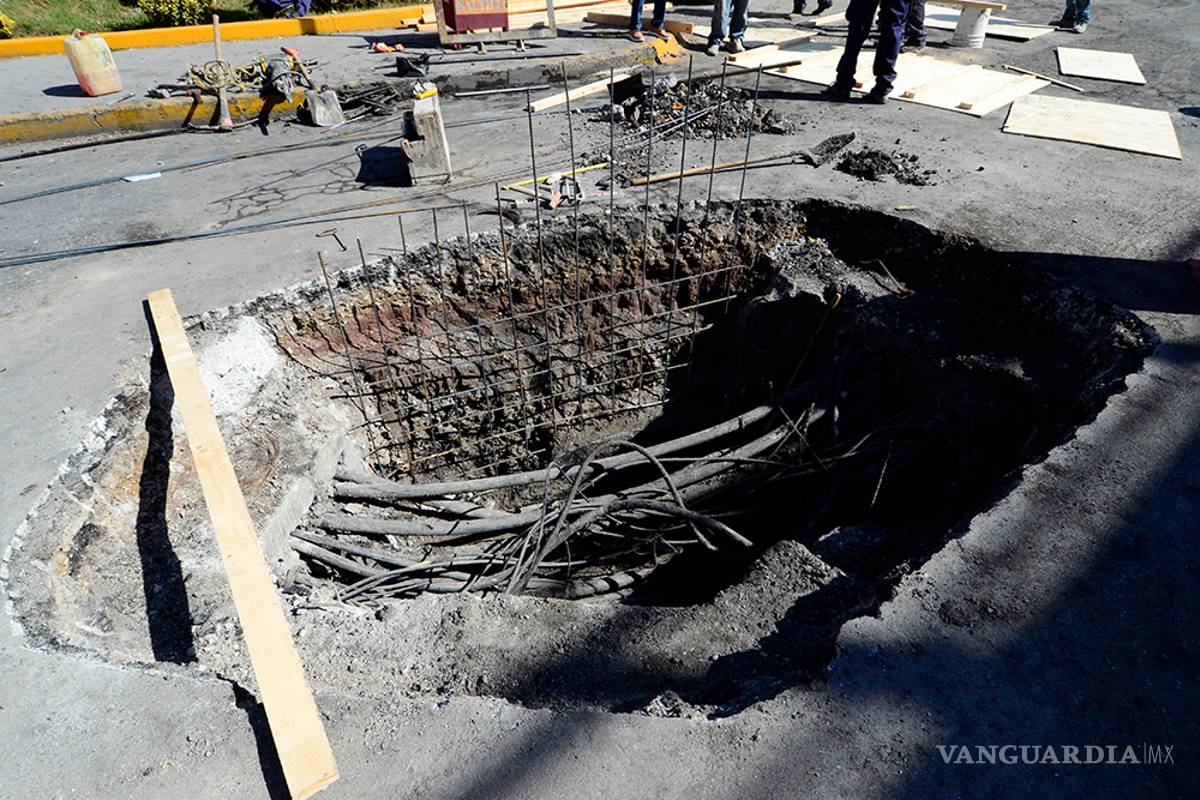 $!Reparan megabache en Saltillo; es un registro de Telmex dañado