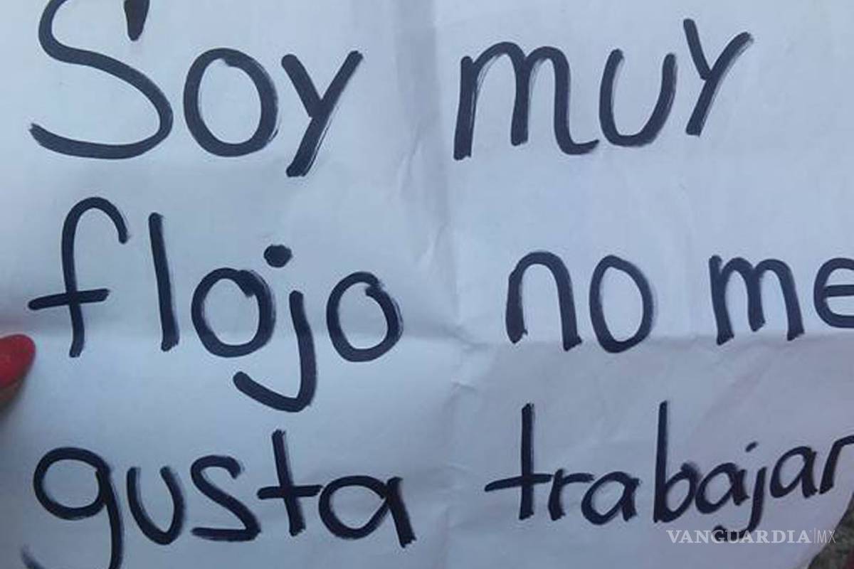 Acusan a maestra de ridiculizar a sus alumnos colocándoles carteles en la espalda