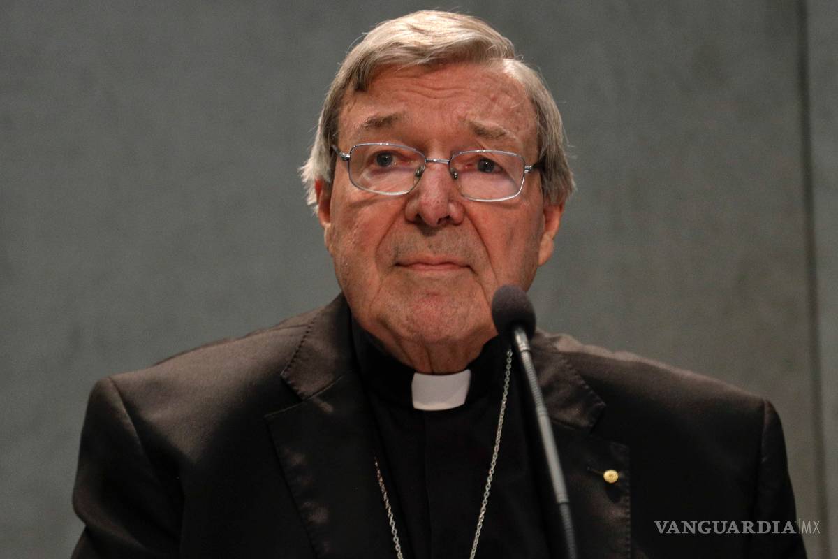 Cardenal Pell niega acusaciones; regresa a Australia a defenderse