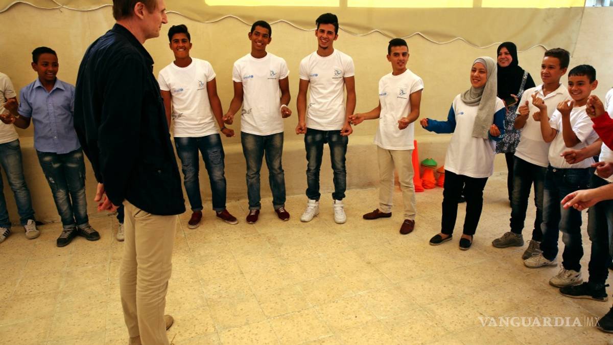 Liam Neeson visita a refugiados sirios en Jordania