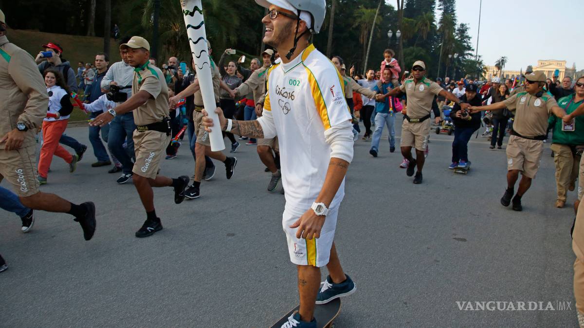 Entre protestas y enfrentamientos, antorcha olímpica llega a Río de Janeiro