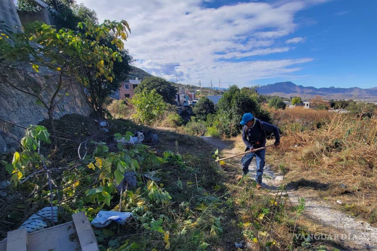 $!Brigadas de “Aquí Andamos” realizaron labores de limpieza y deshierbe en el arroyo de la colonia Lomas de Lourdes para mejorar la seguridad peatonal.