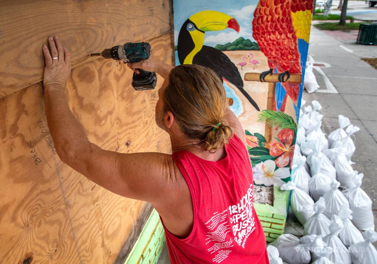 $!Residentes de Gulfport Beach colocan madera contrachapada mientras se preparan para el huracán Ian en Gulfport, Florida.