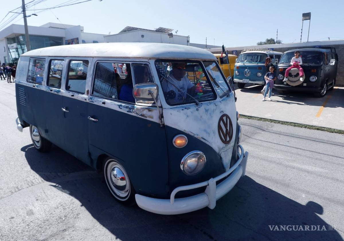 $!Los modelos 63 fueron ovacionados por conocedores y visitantes. Estas combis portaban un faro que caracterizó a ese modelo, que le dio el nombre de “cíclope”.