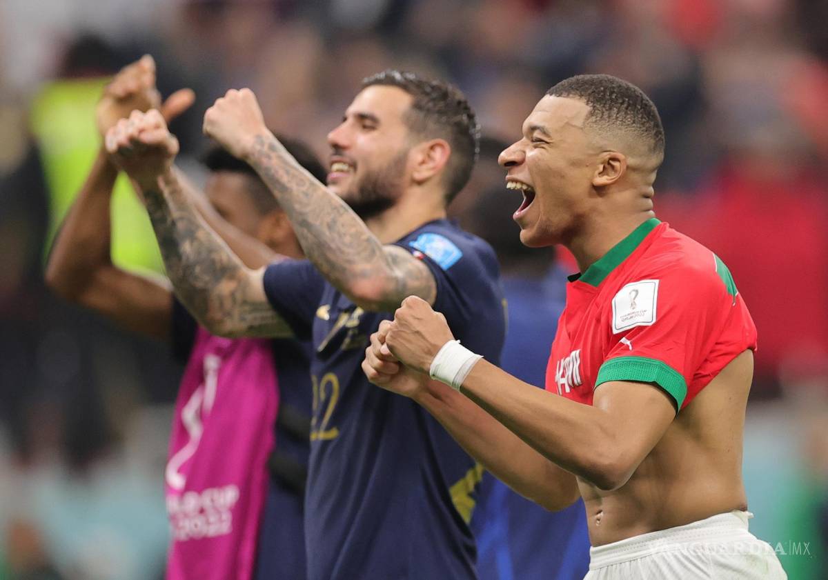 $!Kylian Mbappé (d) de Francia celebra con la camiseta de su compañero en el Paris Saint Germain (PSG), el marroquí Achraf Hakimi (fuera de cuadro).