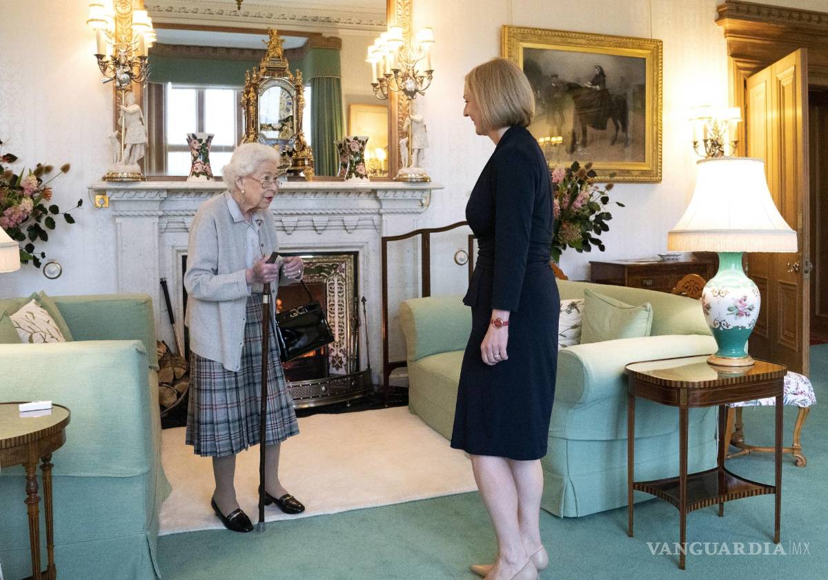$!La reina Isabel II da la bienvenida a Liz Truss durante una audiencia en Balmoral, Escocia, Gran Bretaña, el 6 de septiembre de 2022.