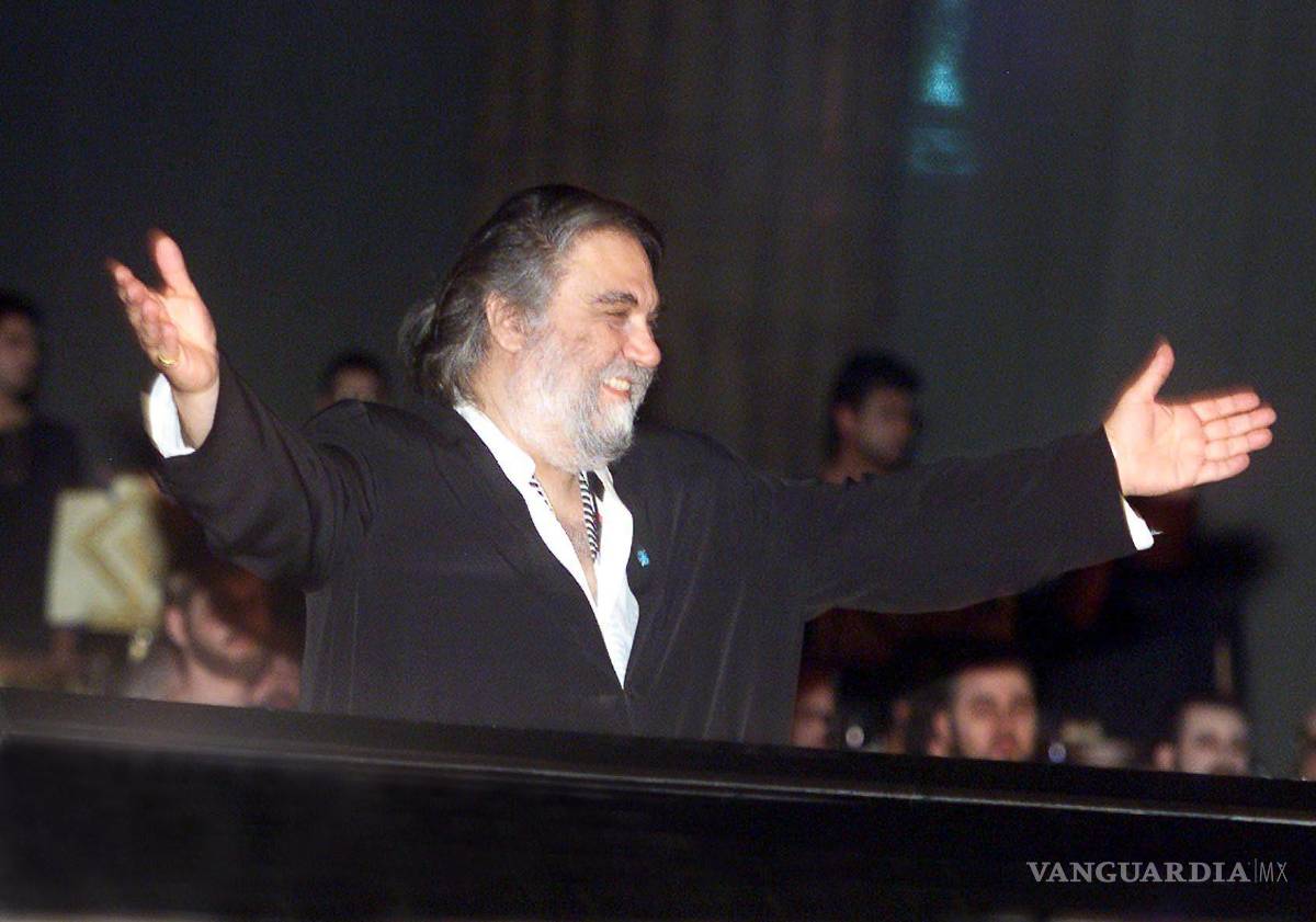 $!Vangelis Papathanassiou saluda a los fanáticos al final de su histórico concierto en el antiguo Templo de Zeus de Atenas, en Atenas, Grecia, el 28 de junio de 2001.