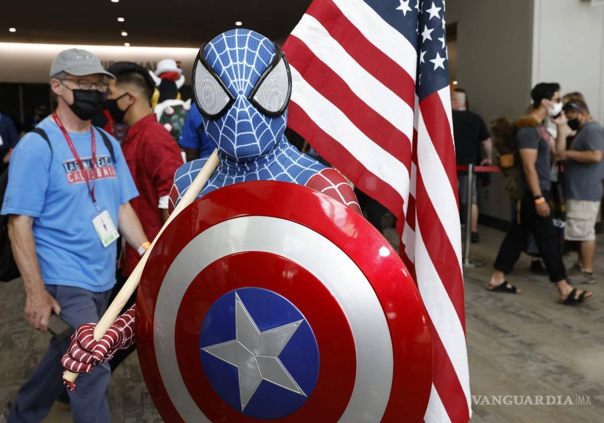$!Una persona vestida con un traje de Spider-Man con el escudo del Captain America.