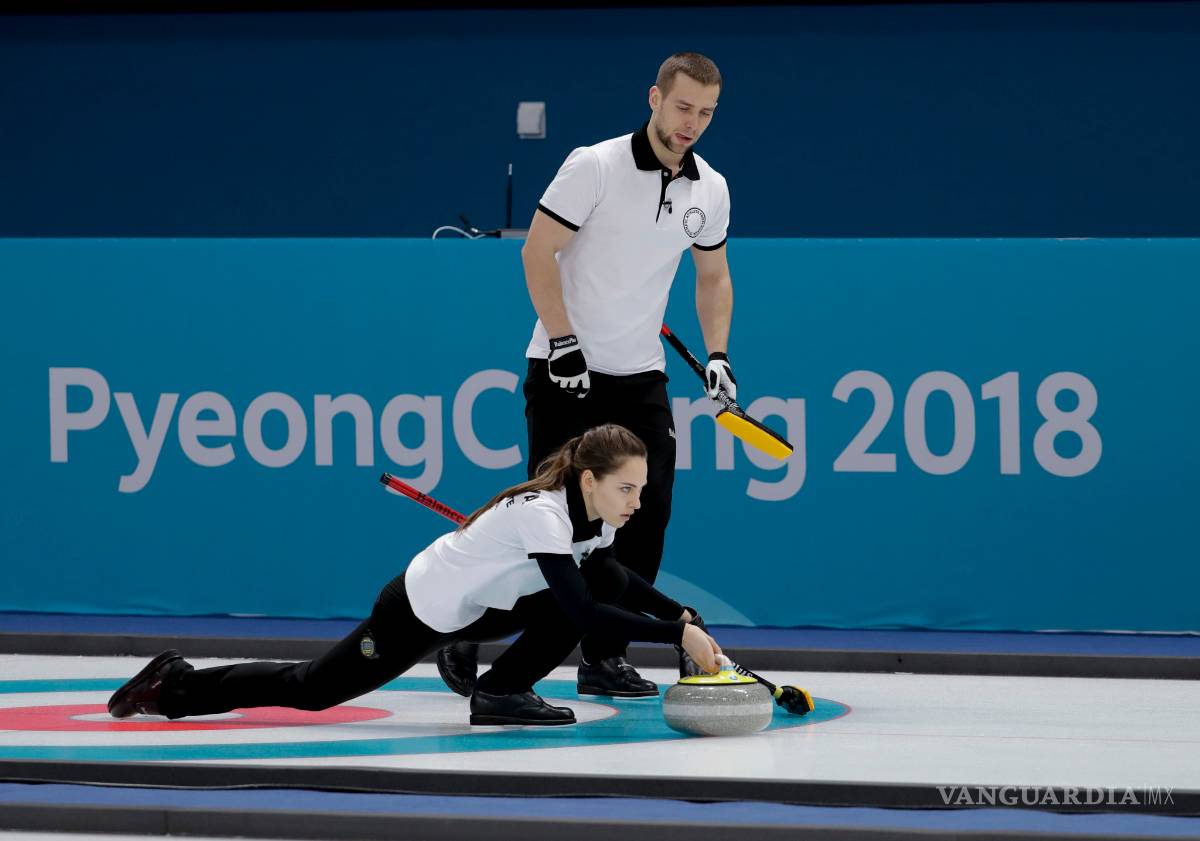 $!Hermanos de EU vencen a matrimonio ruso en el debut de curling mixto